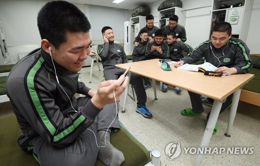 일과 후 휴대전화 사용하는 병사들