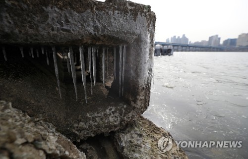 한낮에도 '꽁꽁' 도심 한산…실내외 놀이시설 '북적'