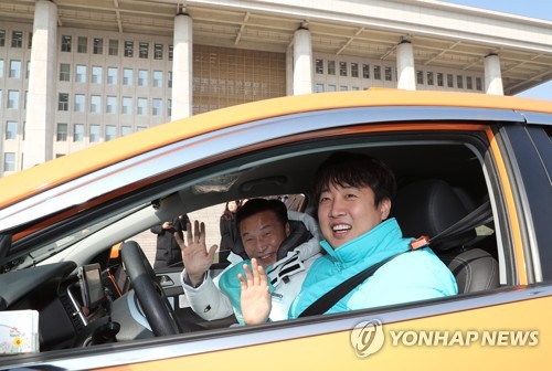 "나는 경북의 택시운전사"…이준석, 여름휴가 때 개인택시 교육