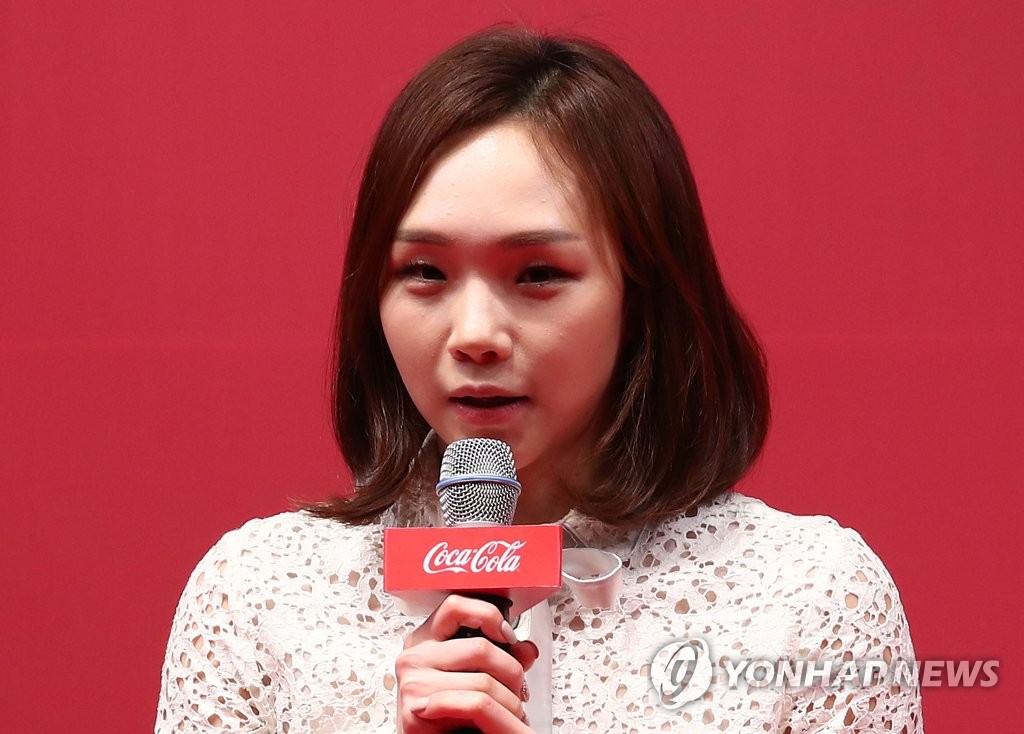 South Korean swimmer Kim Seo-yeong gives an acceptance speech after winning the grand prize at the 24th annual Coca-Cola Sports Awards in a ceremony in Seoul on Feb. 25, 2019. (Yonhap)