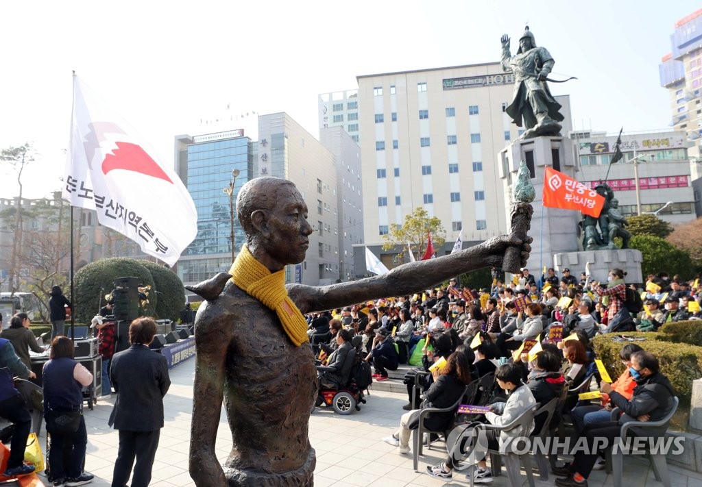 大会会場の鄭撥将軍像前に置かれた労働者像＝１日、釜山（聯合ニュース）