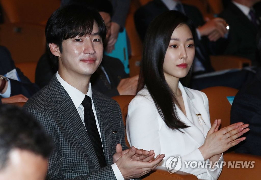 S. Korean actor Lee Je-hoon and actress Seo Hyun-jin | Yonhap News Agency
