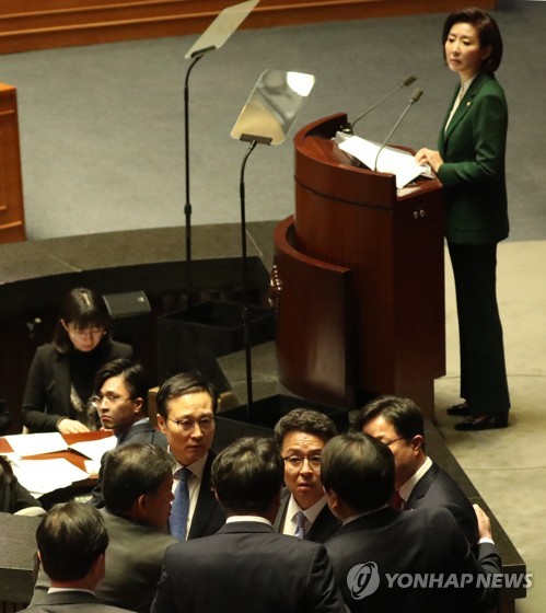 (2nd LD) Tension mounts over opposition party whip's derision of Moon