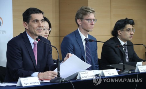 IMF "명확히 완화적이어야" 권고…한은 "인하 검토단계 아니다"