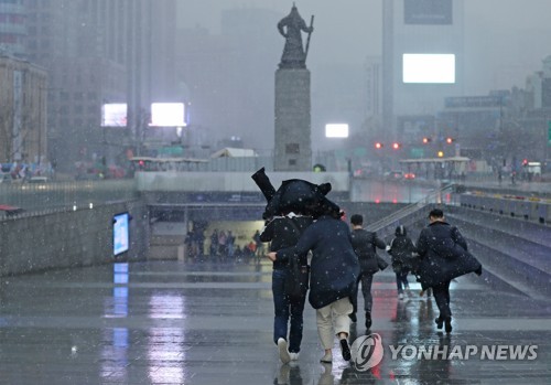 오후부터 곳곳 눈이나 비…중부지방은 돌풍에 천둥·번개도