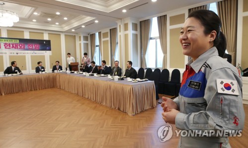 La primera astronauta de Corea del Sur pronuncia una conferencia en el Parlamento