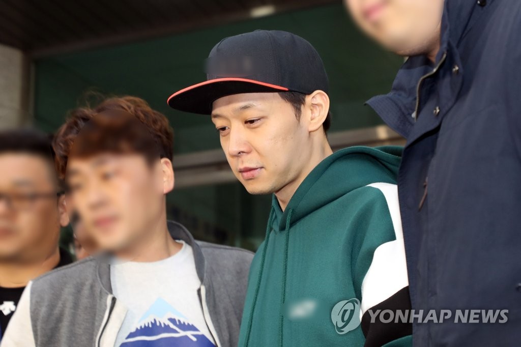 두 번째 경찰 조사 마치고 나오는 박유천