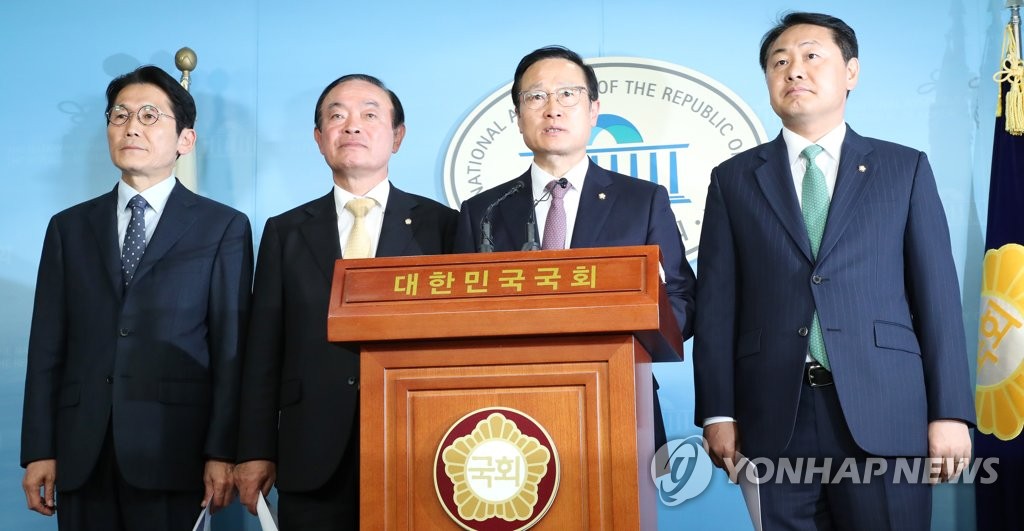 The floor leaders of the ruling Democratic Party and three opposition parties hold a press briefing at the National Assembly on April 22, 2019, on their agreement to fast-track key bills. (Yonhap)