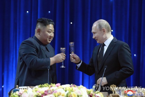 North Korean leader Kim Jong-un (L) toasts Russian President Vladimir Putin during a post-summit dinner at the Far Eastern Federal University in Vladivostok, Russia, on April 25, 2019, in this file photo carried by the Korean Central News Agency the next day. (For Use Only in the Republic of Korea. No Redistribution) (Yonhap)