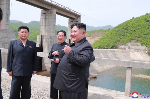 북한신문 "망탕 써버리면 밑 빠진 독에 물"…전기절약 강조