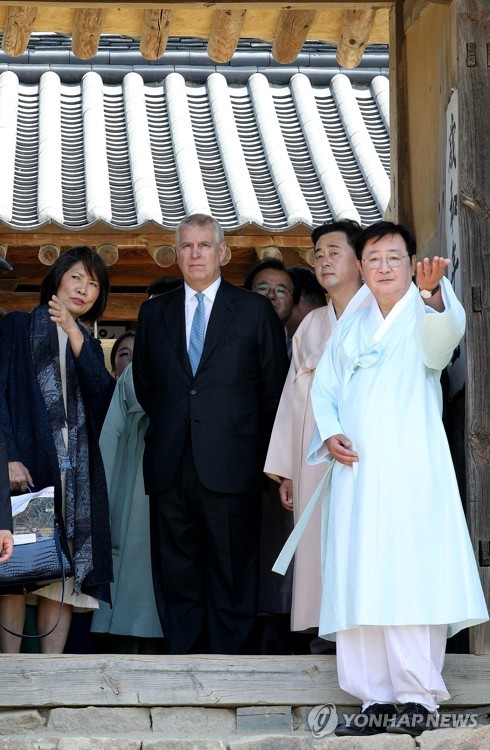 Prince Andrew visits Hahoe Village