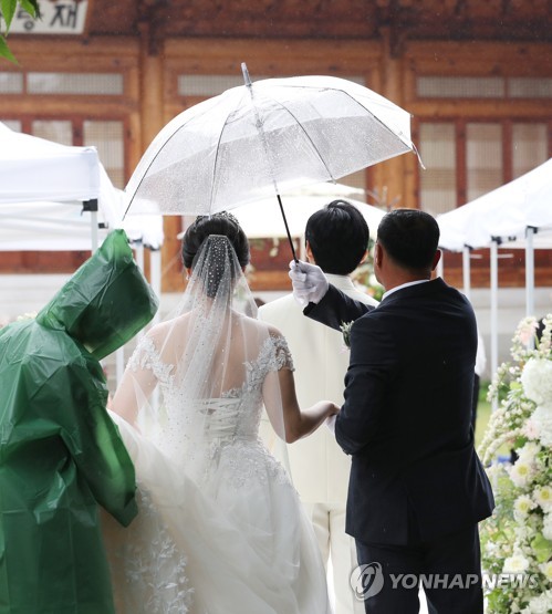 Wedding in the rain