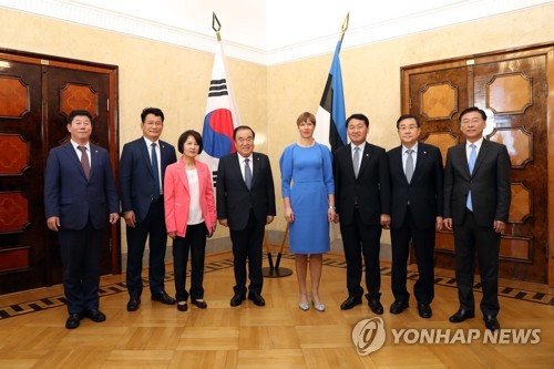 El presidente parlamentario con la presidenta de Estonia