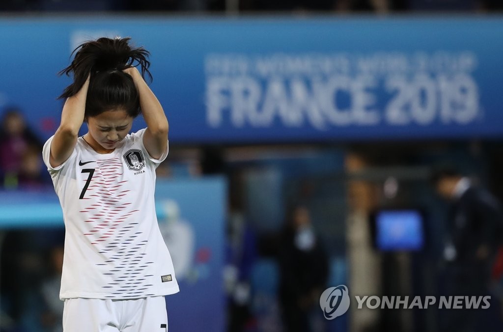 Lee Min-a of South Korea reacts to her missed shot in her team's Group A match against France at the FIFA Women's World Cup at Parc des Princes in Paris on June 7, 2019. (Yonhap)