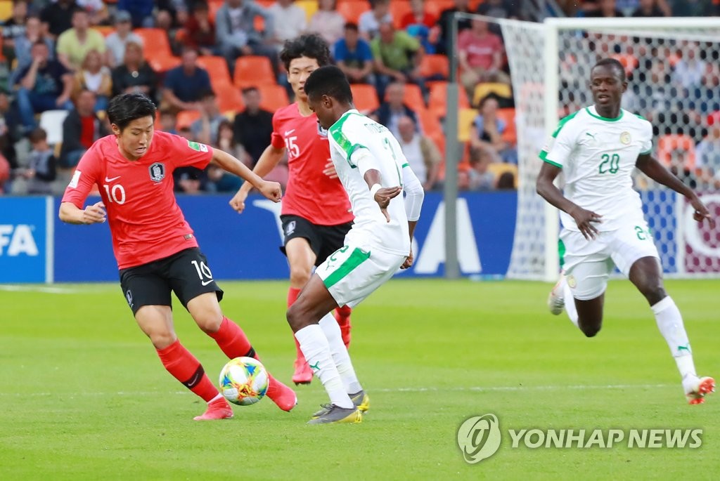 Lee Kang-in of South Korea (L) controls the ball against Senegal in the teams' quarterfinals match at the FIFA U-20 World Cup at Bielsko-Biala Stadium in Bielsko-Biala, Poland, on June 8, 2019. (Yonhap)