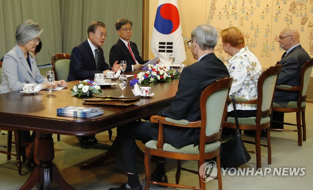 South Korean President Moon Jae-in meets with three former Finnish leaders in Helsinki on June 11, 2019, to share views on regional peace and relations between the two nations. (Yonhap)