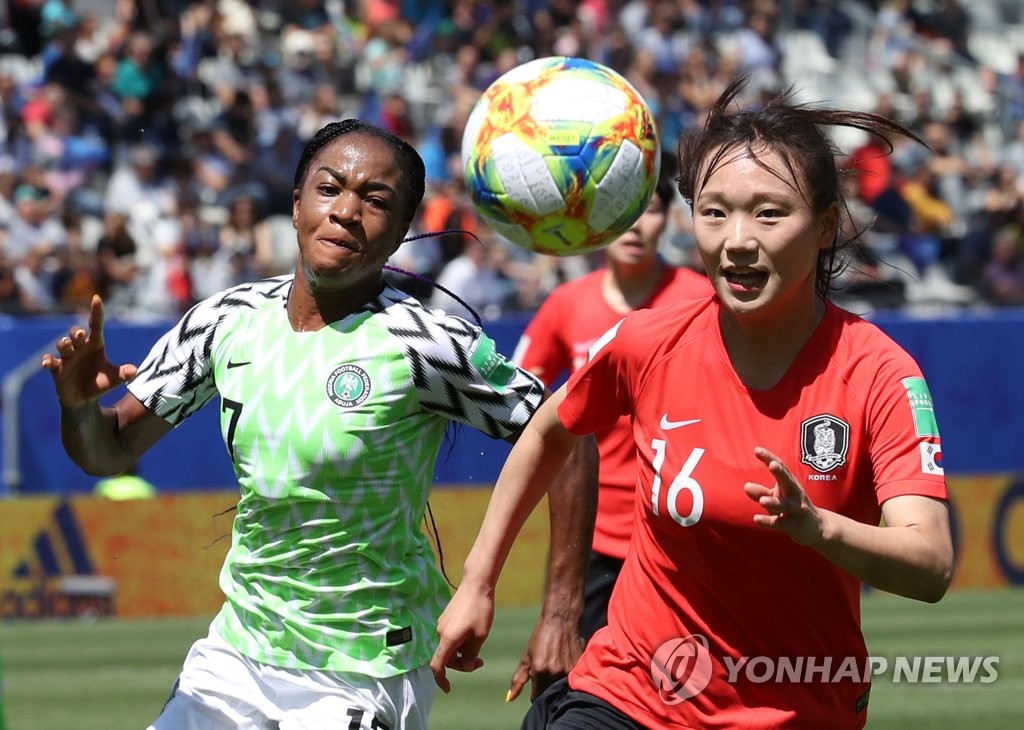 Jang Sel-gi of South Korea (R) and Francisca Ordega of Nigeria battle for the loose ball in a Group A match at the FIFA Women's World Cup at Stade des Alpes in Grenoble, France, on June 12, 2019. (Yonhap)
