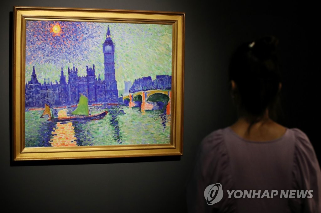 A visitor looks at "Big Ben," an acclaimed work by French artist Andre Derain during an exhibition of Fauvist and Cubist masterpieces from France's Troyes Museum of Modern Art. (Yonhap)