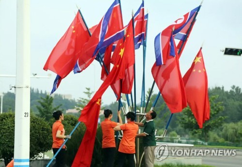 Drapeaux à Pyongyang