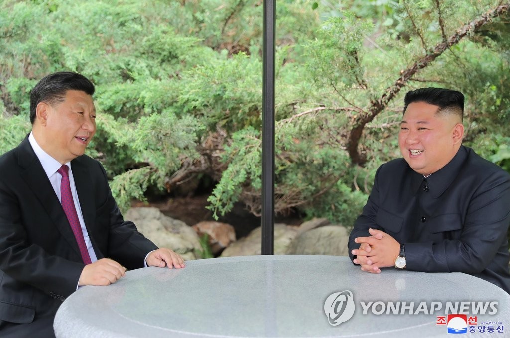 In this file photo released by the North's official Korean Central News Agency on June 22, 2019, Chinese President Xi Jinping (L) and North Korean leader Kim Jong-un talk at the Kumsusan State Guesthouse in Pyongyang. (For Use Only in the Republic of Korea. No Redistribution) (Yonhap)