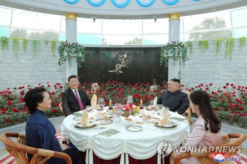 Xi, Kim have luncheon with their wives