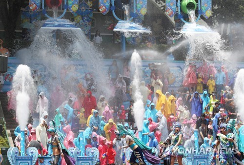 전국이 여름 바다에 풍덩…유명산·축제장도 인파로 넘실넘실