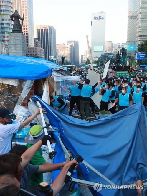 La ciudad de Seúl retira las tiendas del partido a favor de Park