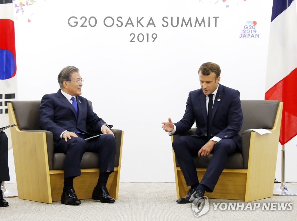 문재인 대통령과 에마뉘엘 마크롱 프랑스 대통령이 2019년 6월 28일 오후 G20 정상회담장인 인텍스 오사카 내 양자회담장에서 열린 한-프랑스 정상회담에서 대화하고 있다.[연합뉴스 자료사진]