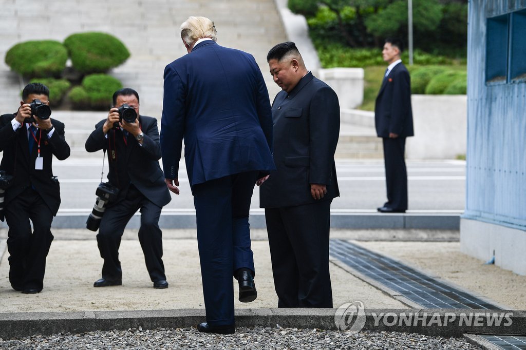 북한 땅으로 넘어서는 트럼프
