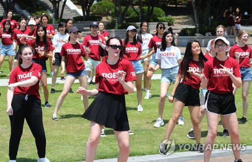 Foreign students' K-pop flash mob