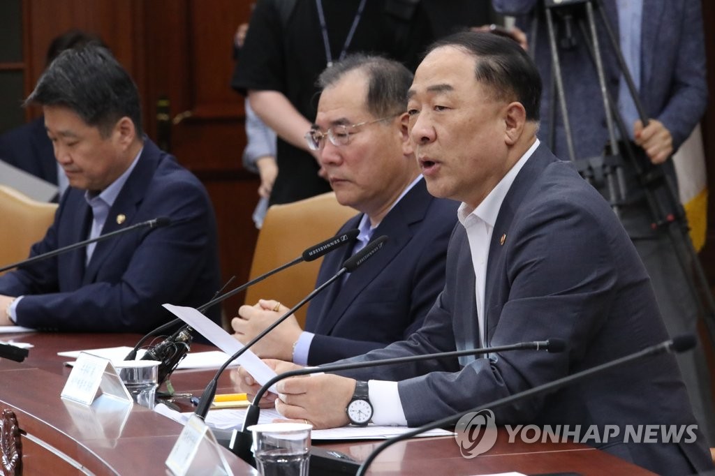 Hong Nam-ki (R), minister of economy and finance, speaks in a meeting of economy-related ministers at a government building in central Seoul on July 8, 2019. (Yonhap)