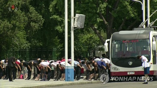 북한 주민들, 김일성 25주기 맞아 일제히 묵념