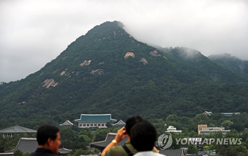 A view of Mount Bukak behind Cheong Wa Dae in central Seoul in a file photo (Yonhap)