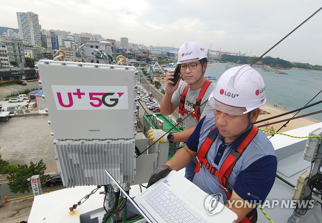 LG Uplus workers test the carrier's 5G base station at a beach in Ulsan, 307 kilometers southeast of Seoul, in this photo provided by LG Uplus on July 28, 2019. (PHOTO NOT FOR SALE) (Yonhap)