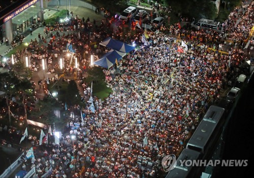 옛 일본대사관 앞을 가득 메운 촛불인파