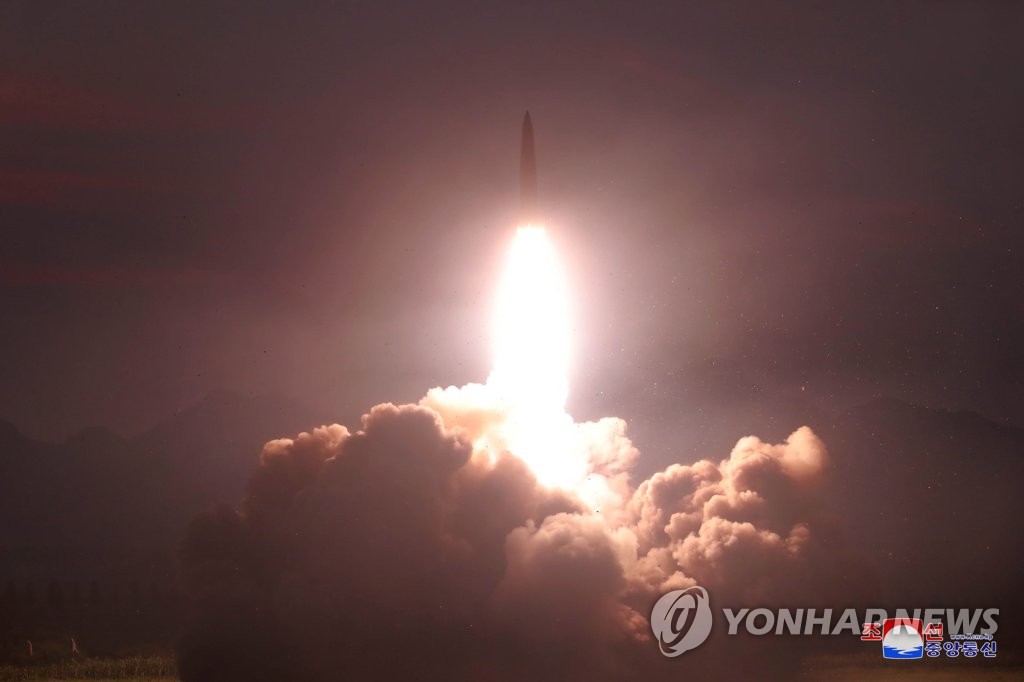 (LEAD) Pyongyang tire deux missiles balistiques de courte portée présumés vers la mer de l'Est