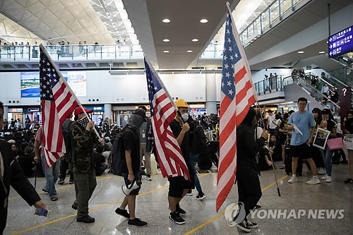 홍콩국제공항 '송환법 반대' 시위에 등장한 성조기