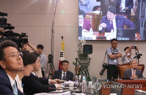6일 오후 서울 여의도 국회 법사위 회의장에서 열린 조국 법무부 장관 후보자 인사청문회에서 더불어민주당 의원들과 자유한국당 의원들이 설전을 벌이고 있다 / 연합뉴스