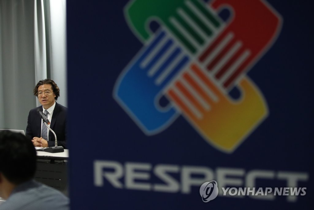 Kim Pan-gon, a vice president of the Korea Football Association (KFA) in charge of hiring national team coaches, speaks at a press conference at the KFA House in Seoul on Sept. 10, 2019, following the resignation of Choi In-cheul as the women's national team head coach amid assault allegations. (Yonhap)