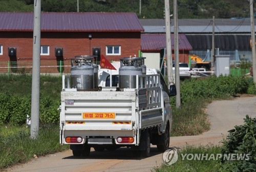18일 경기도 연천군의 한 양돈농가에서 아프리카돼지열병(ASF)이 발생해 살처분을 위한 가스차량이 농장으로 들어가고 있다 / 연합뉴스