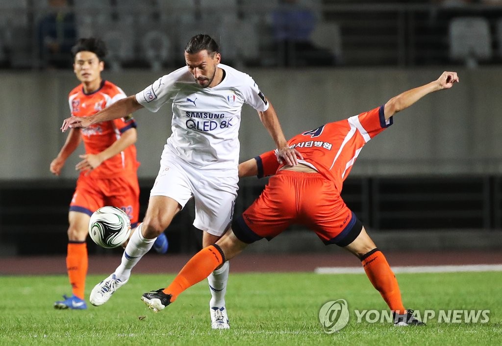 In this file photo from Sept. 18, 2019, Dejan Damjanovic of Suwon Samsung Bluewings (C) battles for the ball against Hwaseong FC during the first leg of the FA Cup semifinals at Hwaseong Sports Complex Main Stadium in Hwaseong, Gyeonggi Province. (Yonhap)