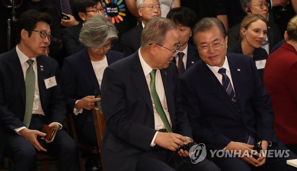 South Korean President Moon Jae-in talks with former U.N. Secretary-General Ban Ki-moon during a preparation event for the P4G summit in New York on Sept. 23, 2019. (Yonhap)