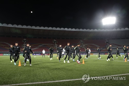 La selección de fútbol surcoreana entrena en el estadio Kim Il-sung