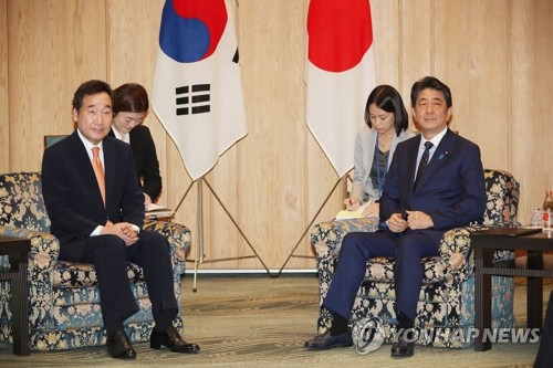 日本を訪問している韓国の李洛淵首相（左）は、首相官邸で安倍晋三首相と面会した＝２４日、東京（聯合ニュース）