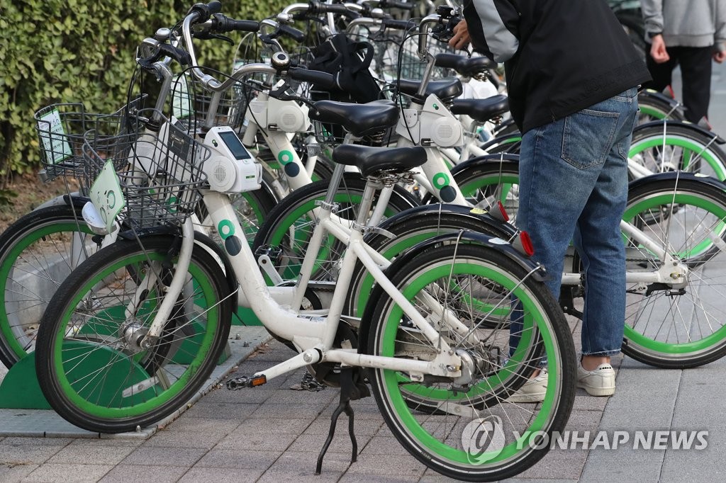 This Nov. 3, 2019, file photo shows a person returning a bicycle the city government rents to the public at a bicycle station in western Seoul. (Yonhap)