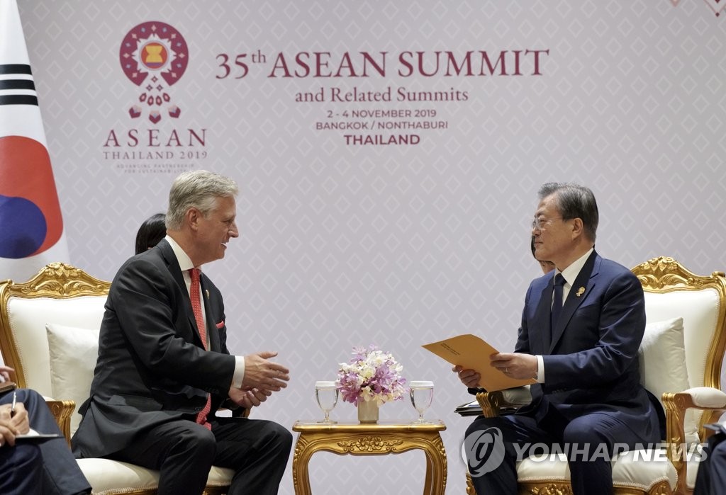 This file photo shows U.S. National Security Adviser Robert O'Brien (L) conveying President Donald Trump's letter to South Korean President Moon Jae-in during a meeting at IMPACT Forum in Bangkok on Nov. 4, 2019. In the letter, Trump expressed his condolences to Moon over the passing of his mother. (Yonhap) 