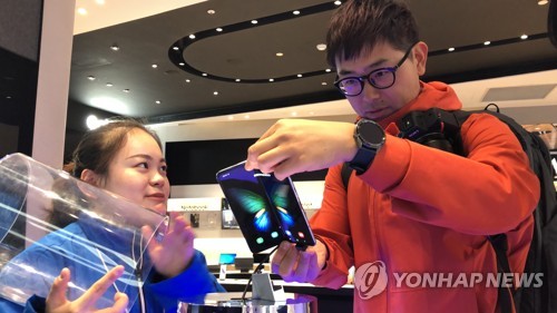 サムスン折り畳みスマホが中国で大人気　２次販売分も売り切れ