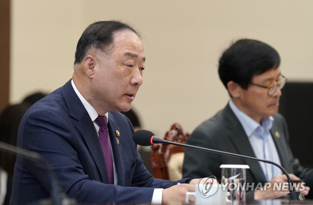 Finance Minister Hong Nam-ki reports to President Moon Jae-in on economic policies at Cheong Wa Dae on Nov. 14, 2019, in this photo provided by Moon's office. (PHOTO NOT FOR SALE) (Yonhap) 