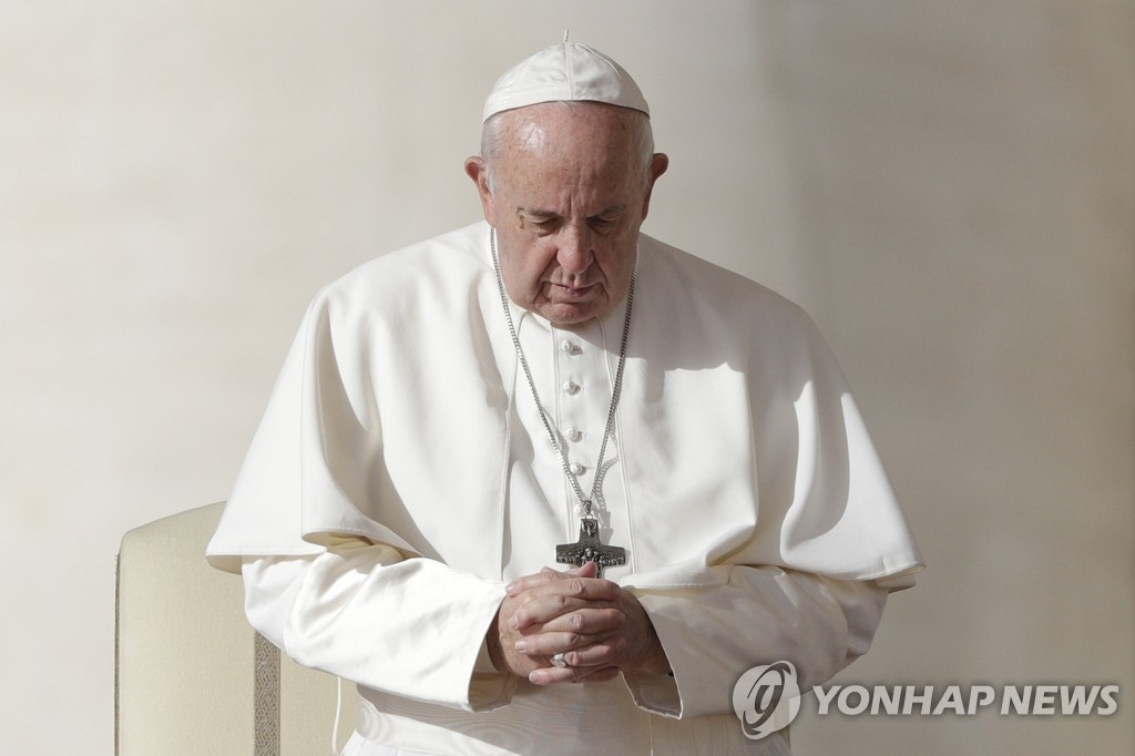 기도하는 프란치스코 교황. [AP=연합뉴스]