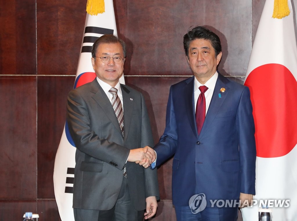 아베 신조 전 총리와 문재인 대통령